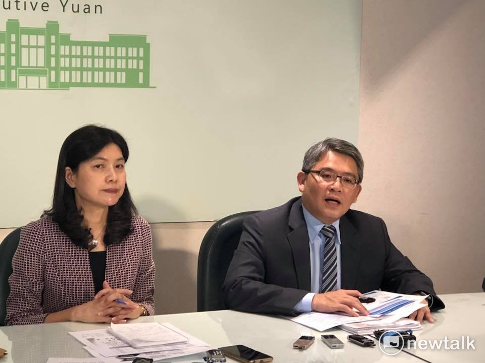今天的便當會後轉述由政院副發言人張秀禎（左）和內政部次長花敬群（右）進行，說明都更條例修正草案的內容。 圖：謝莉慧／攝