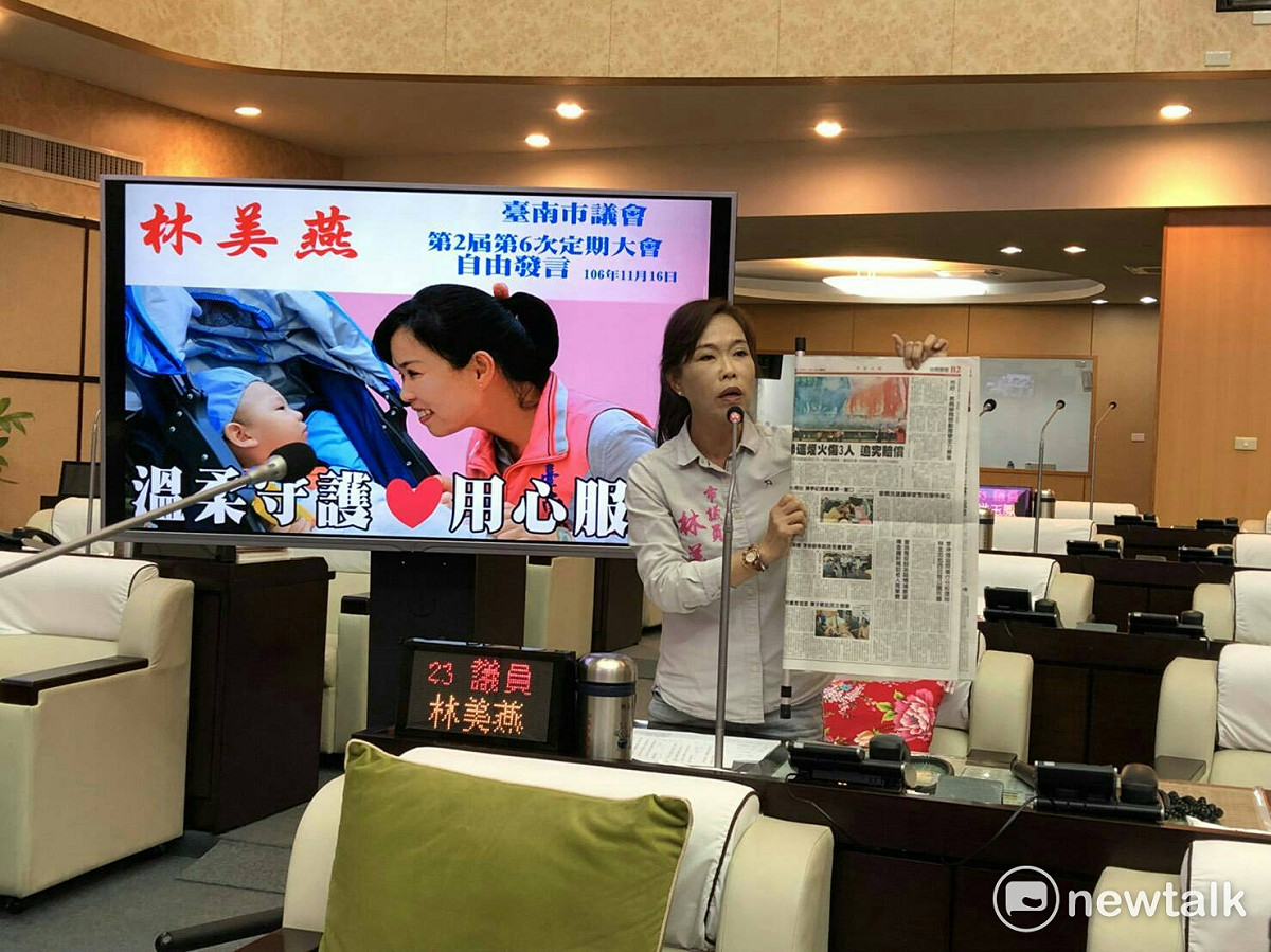 台南市聯合運動大會開幕時聖火點燃施放特效煙火，彩色煙火不僅籠罩半個球場，未完全燃燒的流彈還砸傷民眾，台南市議員林美燕質詢時批評市府處理不當。 圖：黃博郎/攝