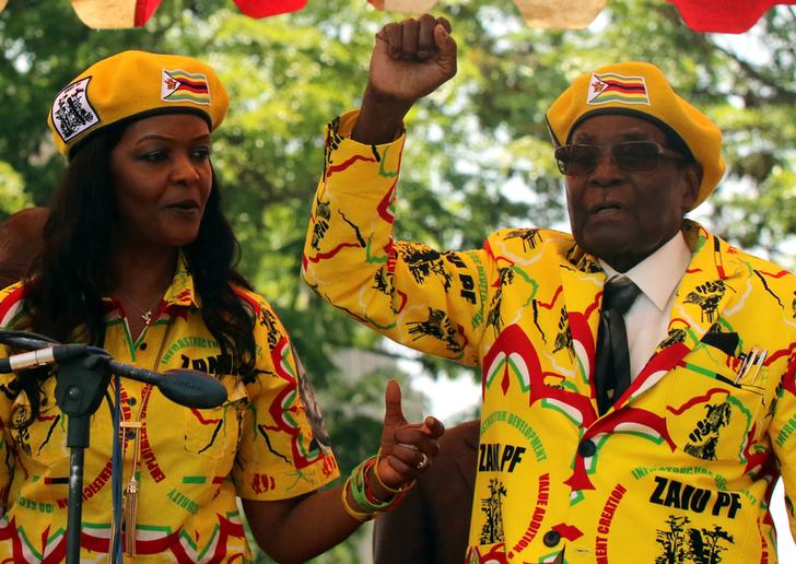 消息人士還表示，穆加比(右)準備下台，以換取「第一夫人」葛瑞絲（Grace Mugabe，左）安全離境的可能性。新聞發布會將於16日下午舉行，士兵們確實已經包圍總統與總統侍衛，民眾也被警告遠離市中心與商業繁忙區域。 圖：達志影像/路透社