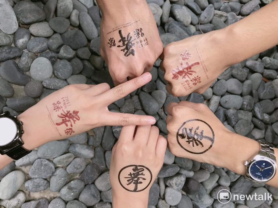 為期3天的2017台中國際踩舞祭，不只有台中市府廣場的踩舞活動，還在台灣大道市府廣場，有定點舞台表演、特色文創市集及美食攤位等，17日晚間18時由賽前夜祭，隆重開場，共有18隊，日本及台灣舞團，輪番上陣尬舞，18、19日也有踩舞還在大街展演踩街熱舞。 圖:台中市府提供