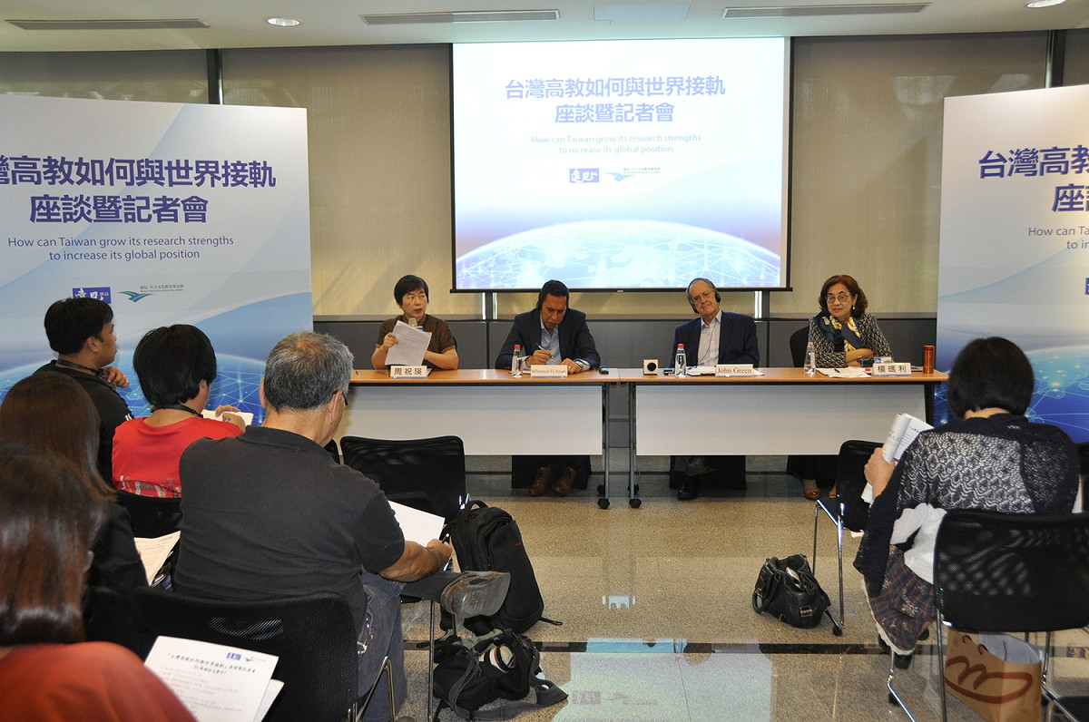在一場「台灣高教如何與世界接軌座談會」中，國際評鑑專家 們替台灣大學在世界大學排名競爭力把振、提供建議。 圖:陳香蘭／攝