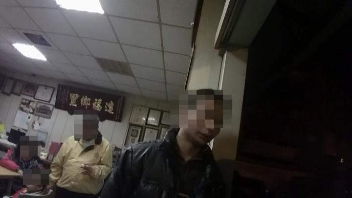 當翁男酒測超標，員警向他說明需配合依法完成偵訊流程，並等待天明後檢察官開庭，無法及時返家時，翁男擔心幼子無人照顧，便請員警協助將幼子送回桃園市家中讓他父親照顧。 圖：保安警察大隊／提供