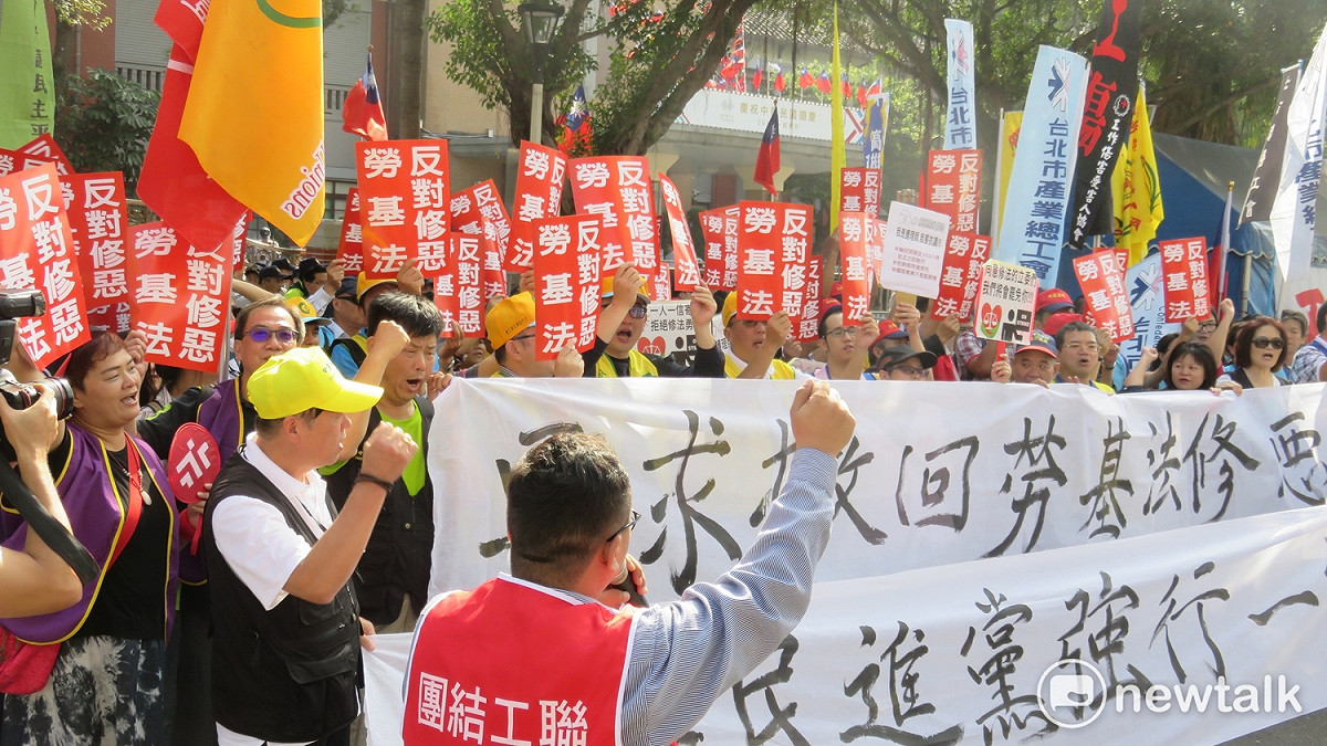 勞動部表示配合，從明（107）年1月1日起，基本工資從每月2萬1009元調整為2萬2000元。 圖：趙婉淳/攝