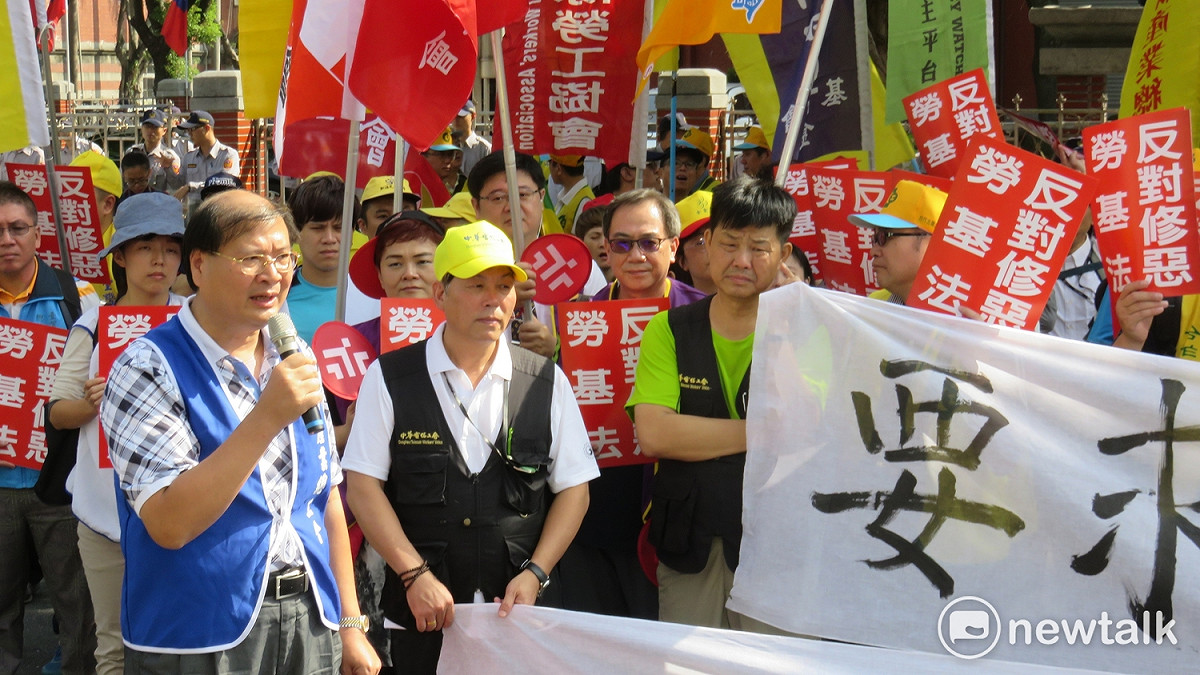 高雄市產業總工會理事長江建興說，南部勞工普遍低薪，但這並不意味著要靠加班來提高薪資，反之，政府應該要求財團提升薪資。 圖：趙婉淳/攝
