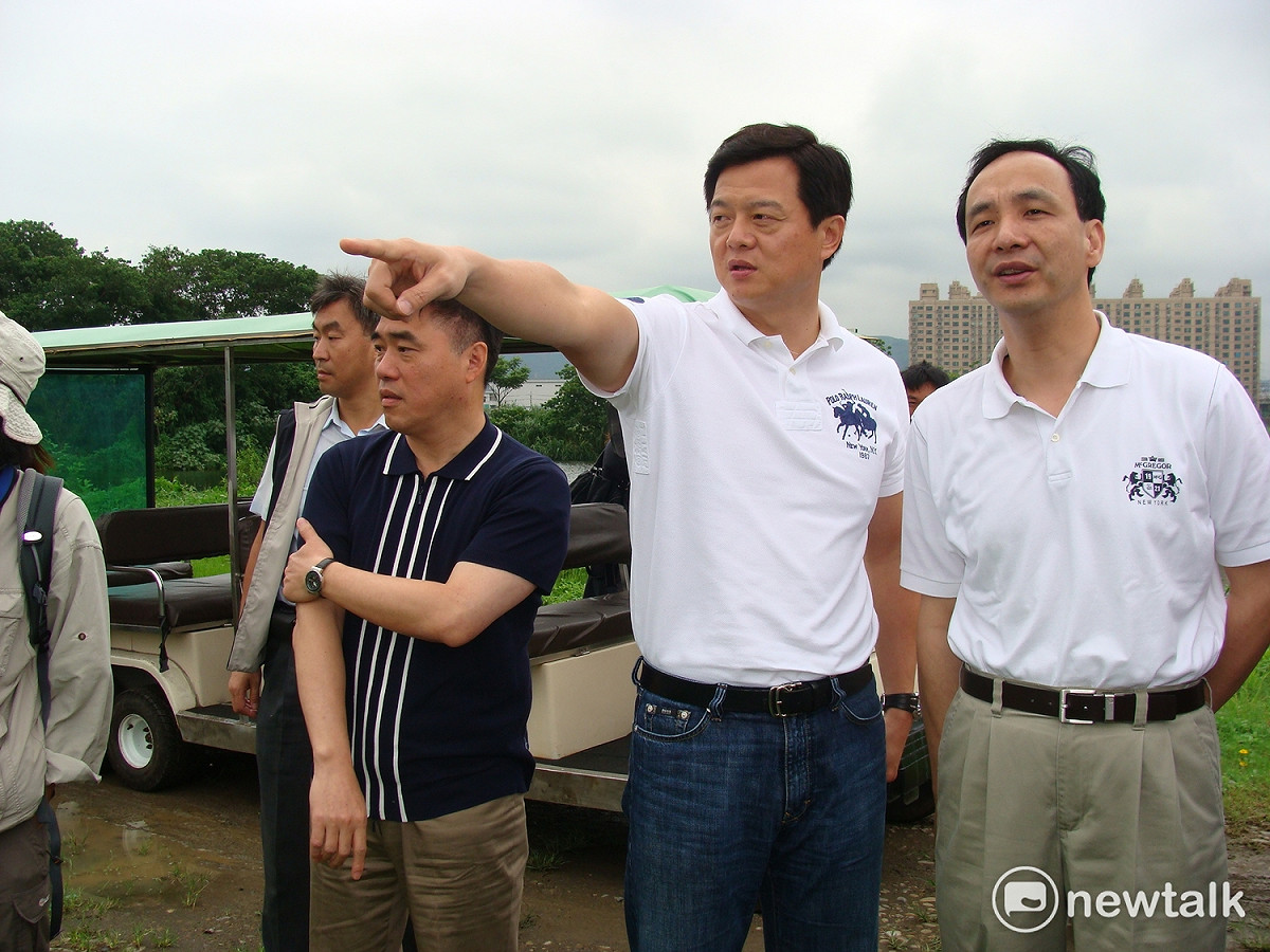 周錫瑋2010年當縣長時，配合黨中央「禮讓」不選新北市長，安排行政院副院長朱立倫、台北市長郝龍斌訪視北縣，第一站就是看溼地。 圖：王峻昌/攝