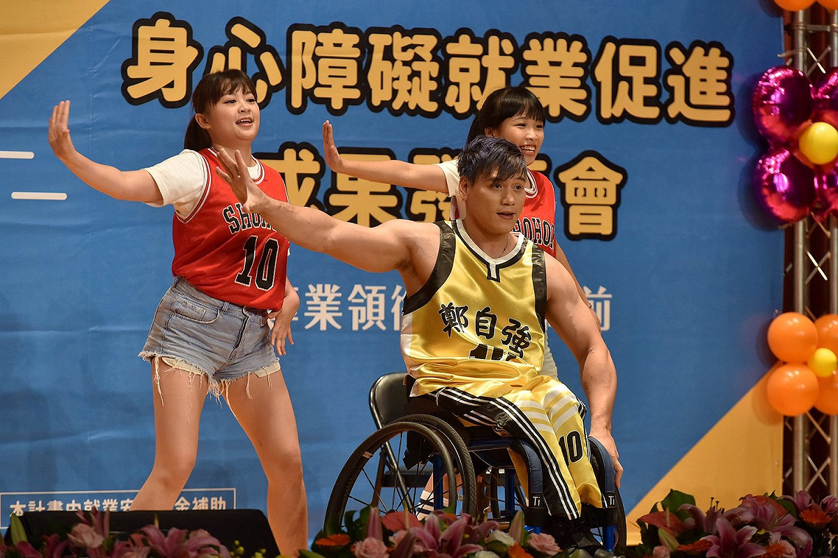 今日表揚暨成果發表會除頒發各項獎項外，現場也邀請LOVE輪椅舞及張林峰等多位身障街頭藝人接力演出。 圖：新北市政府/提供