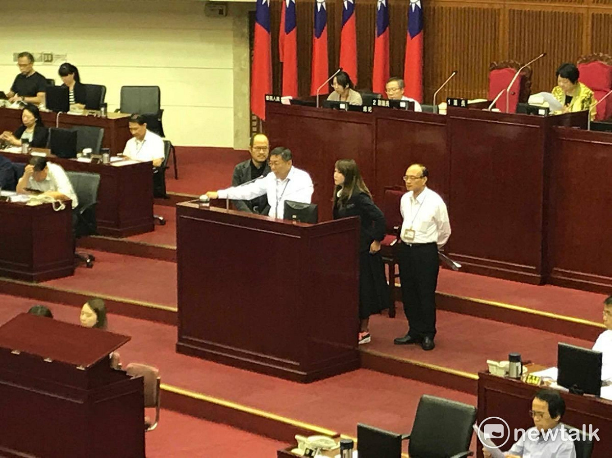 世大運紀錄片被發現中華民國旗遭馬賽克，台北市長柯文哲、觀傳局長簡余晏今（17）在市議會備詢，簡余晏強調，「我們不能容忍！」 圖：周煊惠 / 攝