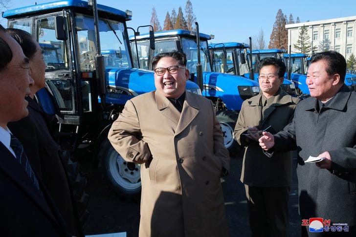 BBC說，朝鮮在核問題上接連違反聯合國協議的行為，日益引發各國不滿，甚至導致和一直被認為是朝鮮盟友的中國關係轉趨惡化。圖為北韓領導人金正恩(中)，15日視察一家工廠。 圖：達志影像/路透社