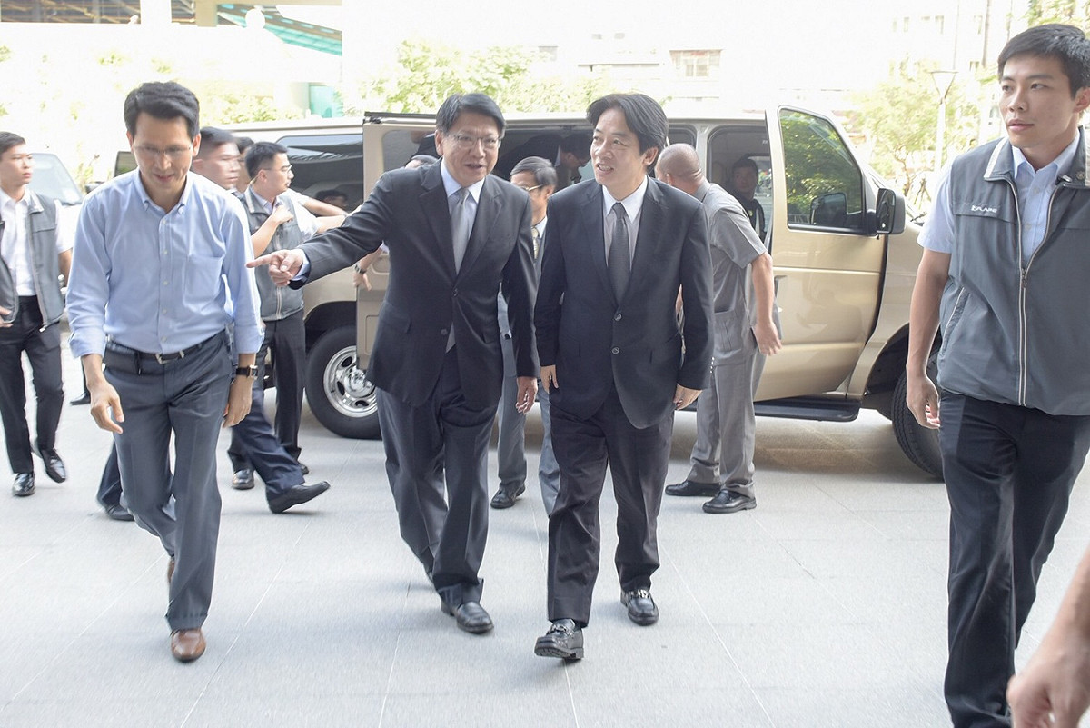 行政院長賴清德上任後展開全台視察，首站自屏東出發，今(17)日率行政院秘書長卓榮泰、發言人徐國勇、國發會主委陳美伶等20位部會首長及政務委員南下，與屏東縣長潘孟安會面。 圖：行政院／提供