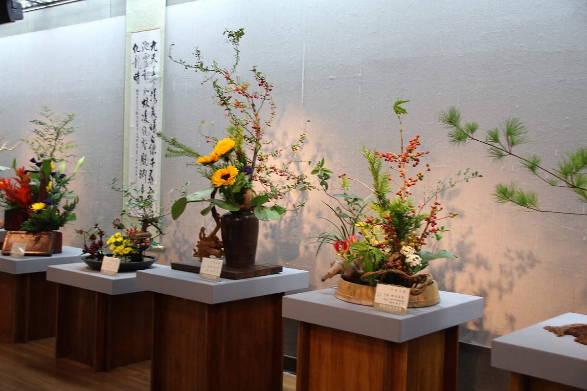 嘉義市今天(17日)至19日於文化局展出「采韻繽紛插花展」，一年一度的花藝插作展為期三天，百件花藝作品，爭相鬥艷，想親觀充滿設計感的花卉藝術，不妨走趟嘉義小旅行，感受充滿美學的休假日。 圖：嘉義市政府提供
