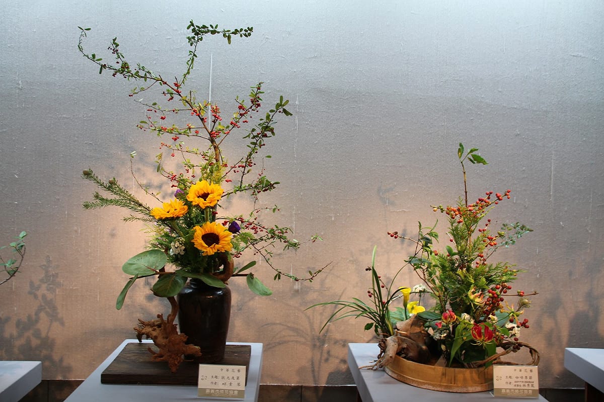 本次花藝展有別於以往結合四大流派，包含華道池坊、古流松藤會、中華華藝及歐式華藝，共展出100件花藝作品，爭相鬥艷，另外，更特別跨領域與書法協會合作，提升整體插花藝術展的主題創新。 圖：嘉義市政府提供