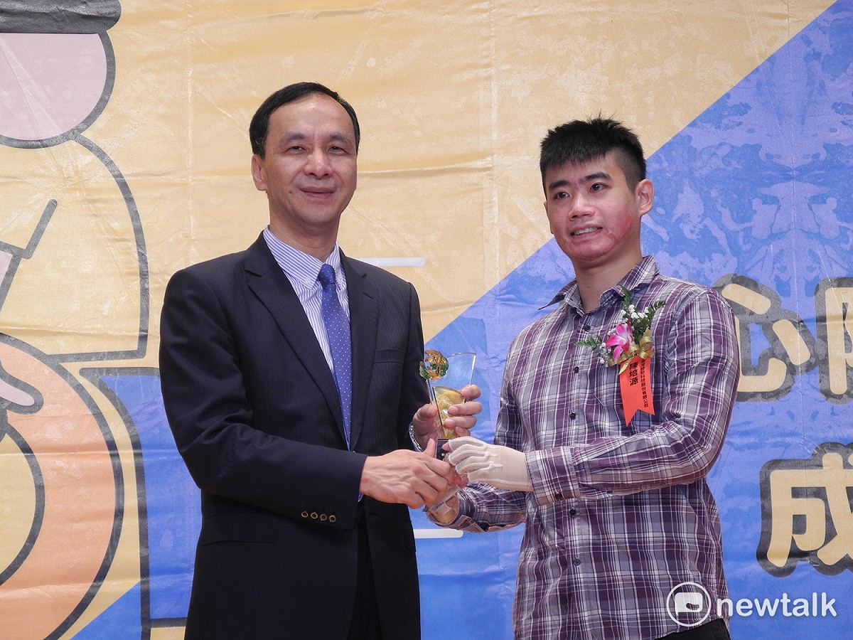 八仙塵爆傷者陳培源獲選今年身障模範勞工，市長朱立倫頒獎表揚。 圖：王峻昌/攝