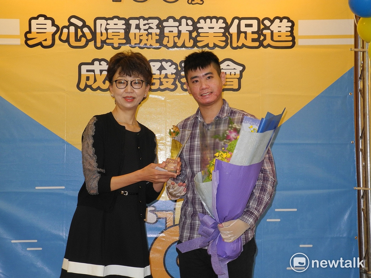 原本在台灣檢驗科技股份有限公司擔任工程師的陳培源，由公司協理汪啟芳陪同接受表揚。 圖：王峻昌/攝