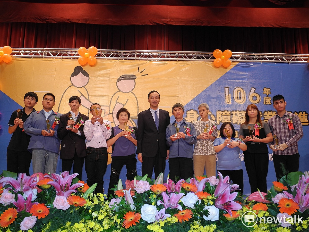新北市政府舉辦「106年度績優身心障礙就業服務表揚暨身心障礙就業促進成果發表會」，市長朱立倫表揚10位身障模範勞工。 圖：王峻昌/攝