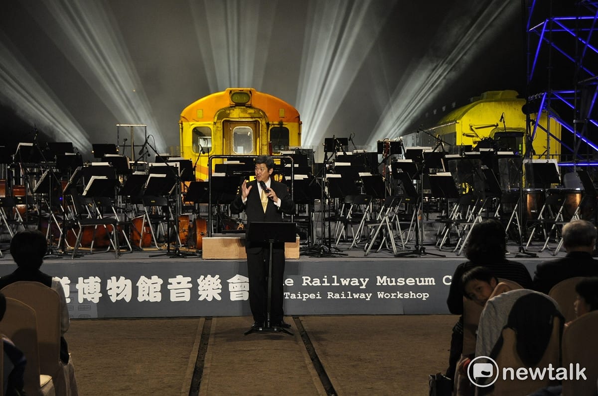 鐵道博物館音樂會指揮邱君強，在演出前特別跟觀眾介紹演出的曲目中，就是由鐵道迷音樂家所編寫的曲目，在音樂可以感受鐵火車行駛的音樂。 圖:陳香蘭／攝