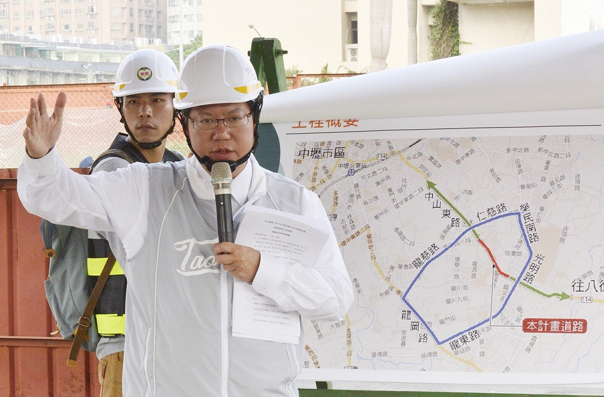 桃園市長鄭文燦今（17）日下午前往中壢區，視察「中山東路三段230巷至龍文街口道路拓寬電桿拔除工程」。 圖：桃園市政府/提供