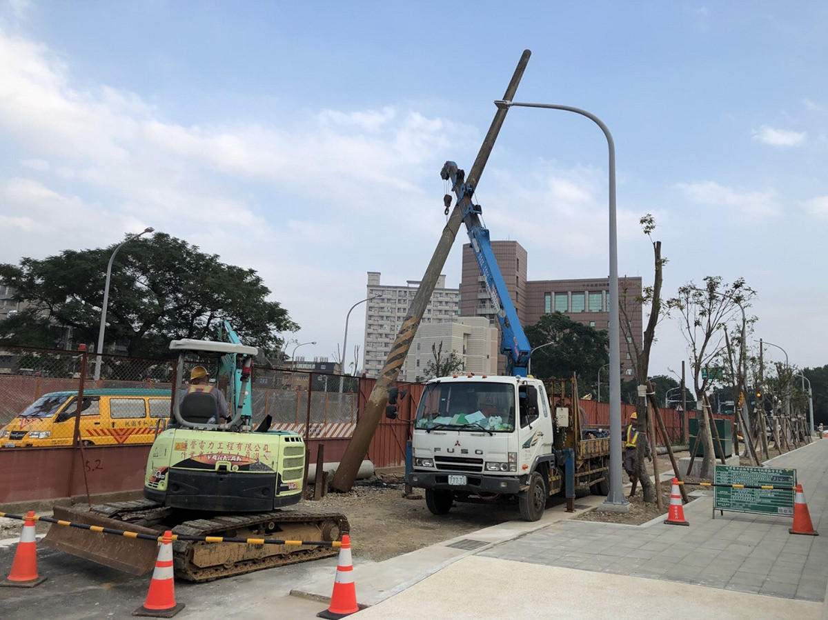 桃園市長鄭文燦今（17）日下午前往中壢區，視察「中山東路三段230巷至龍文街口道路拓寬電桿拔除工程」。 圖：桃園市政府/提供