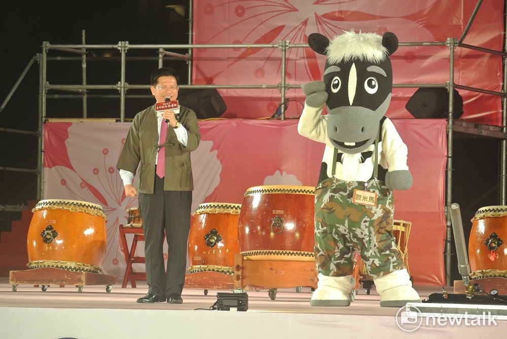 2017台中國際踩舞祭，林佳龍致詞時，「歐米馬」在一旁玩啾咪。 圖 : 唐復年/攝