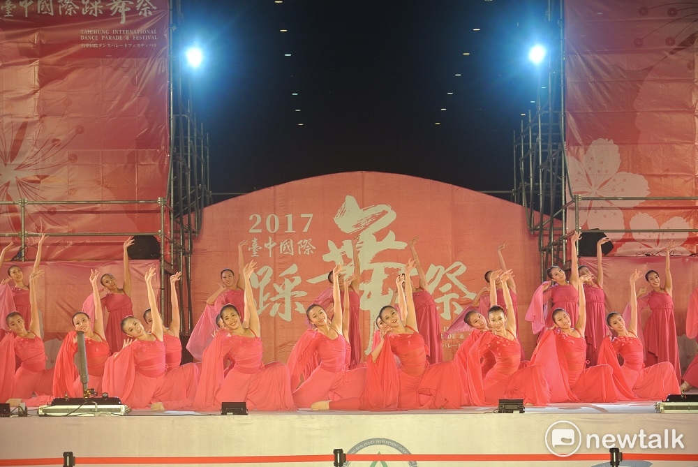 2017台中國際踩舞祭，青年高中演出的「台灣山櫻花」舞曲。 圖 : 唐復年/攝