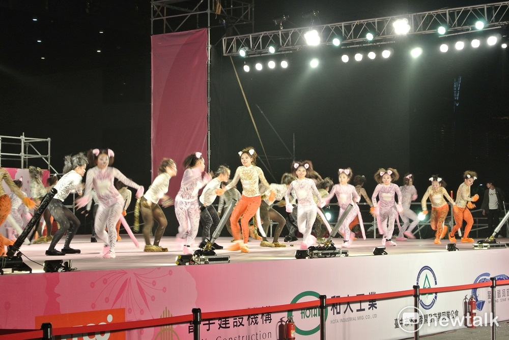 2017台中國際踩舞祭，華崗藝校表演的內容，很有百老匯氣勢。 圖 : 唐復年/攝