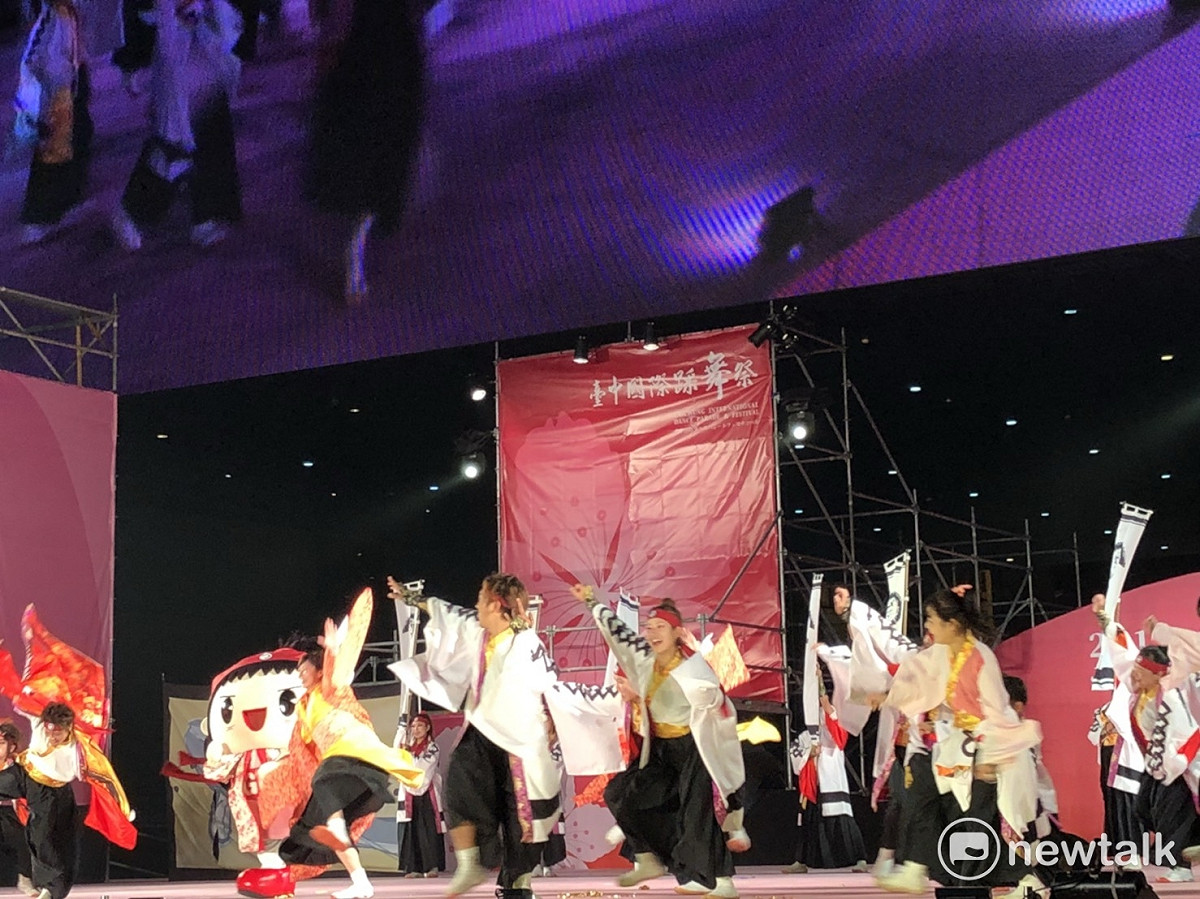 2017台中國際踩舞祭，來自大阪市的阿波踊，南大阪連舞團係由南大阪地區阿波舞愛好者於1991年發起成立，成員雖非職業舞者，惟經常利用週末假日集合勤練舞技，為追求舞藝精益求精，每年均定期參加阿波舞發源地之德島全國大賽，舞藝水準甚高，平日積極參與關西地區舉辦之各項文化推廣活動，現舞團人數約75名。 圖:陳奕/攝