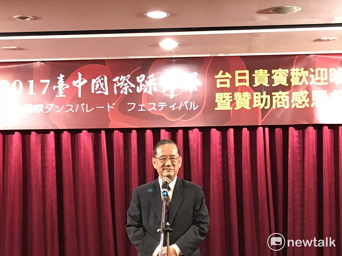 代表台中市長林佳龍出席《207台中國際踩舞祭》台日貴賓歡迎晚宴暨贊助商的感恩餐會的台中副市長林陵三致詞時表示，去年林佳龍市長看到踩舞祭非常感動，希望今年擴大舉辦，2017台中國際踩舞祭，感謝日方的支持，派出六舞隊出席表演。林佳龍市長希望往後年年固定日期舉辦，成為年度例行盛會，同時非常感謝寶島旅行社、台灣旅遊交流協會賴理事長、台中觀光業的支持。林陵三並邀請日本友人貴賓，蒞臨2018的國際花卉博覽會。 圖：陳奕/攝