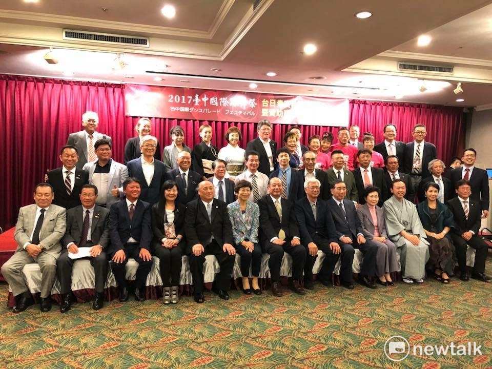 2017台中國際踩舞祭，台中市政府特別舉辦感恩餐會，感謝遠道而來的日本舞團及台灣的贊助商大合照。 圖：陳奕/攝