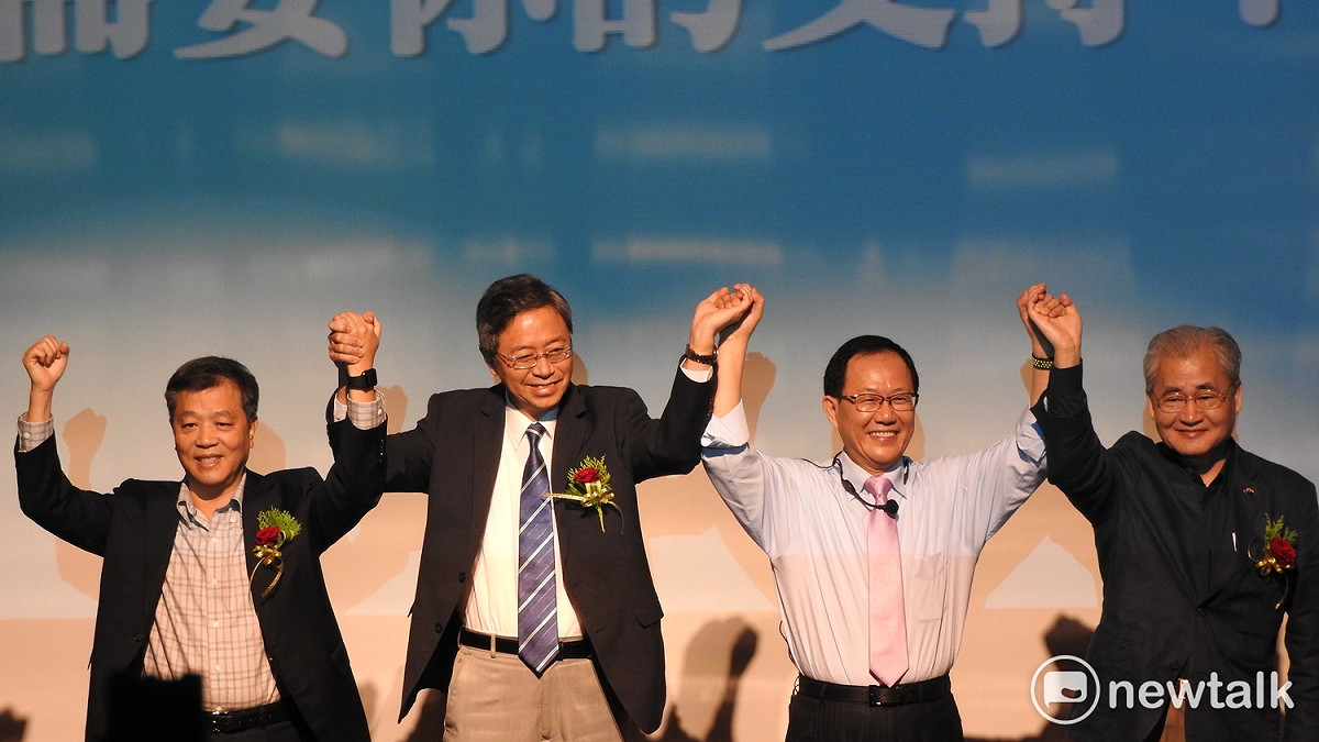 前立委丁守中（18）日正式宣布參選台北市長，前行政院長張善政、毛治國、前勞動部長陳雄文等人也現身支持。丁守中自嘲，「我又來了！」參選的最主要原因，就是不甘心台北經濟蕭條，誓言要「拼台北首都光榮。」另外，他提出首波政見，主張「恢復重陽敬老金」，砲打現任台北市長柯文哲意味濃厚。 圖：黃韋銓/攝