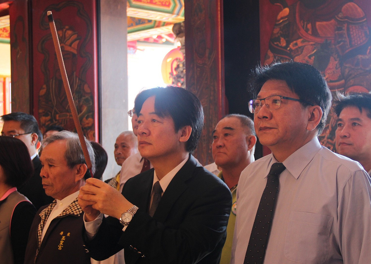 行政院長賴清德出訪屏東，今日至慈鳳宮及玉皇宮上香參拜祈福，全程由屏東縣長潘孟安陪同。 圖：屏東縣政府/提供