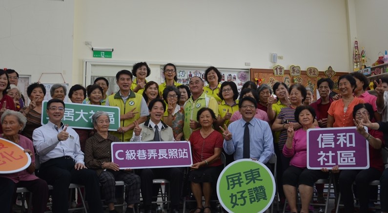 行政院長賴清德與屏東縣長潘孟安造訪屏東市信和社區活動中心，瞭解屏東縣推動長照服務。 圖：屏東縣政府/提供