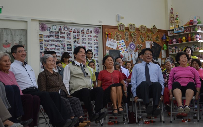 行政院長賴清德與屏東縣長潘孟安造訪屏東市信和社區活動中心，瞭解屏東縣推動長照服務。 圖：屏東縣政府/提供