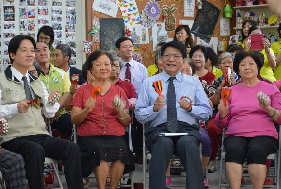 行政院長賴清德與屏東縣長潘孟安造訪屏東市信和社區活動中心，瞭解屏東縣推動長照服務。 圖：屏東縣政府/提供