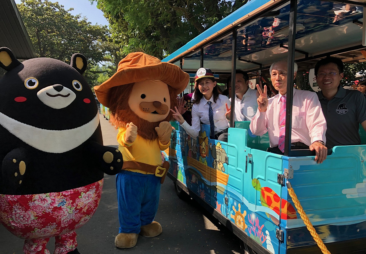 為了推廣野生動物保育觀念，壽山動物園首次辦理「看見動物─大樹下的ZOO」野生動物保育巡迴講座。今年將前往桃源國小、美濃國小及茂林國家風景區，把動物保育觀念帶給更多的老師學生和居民！ 圖：高雄市觀旅局提供