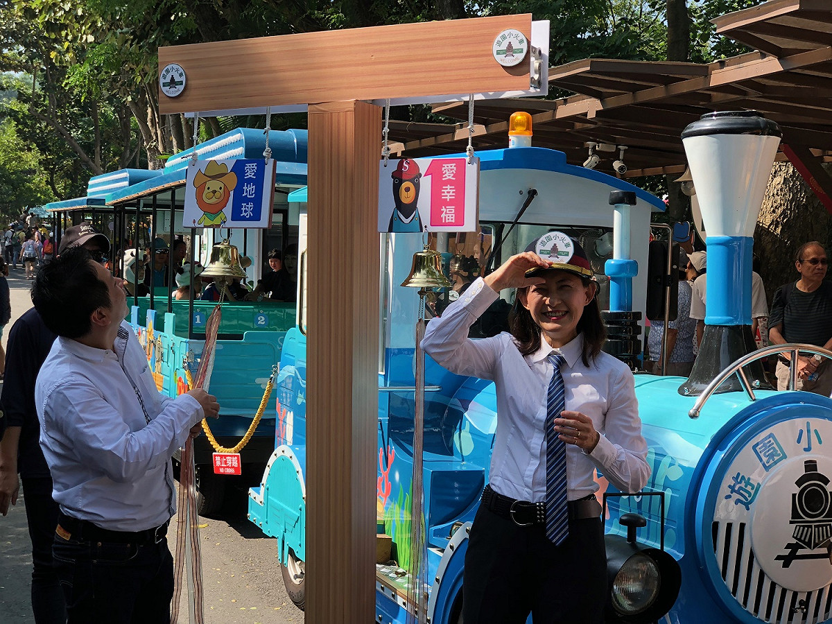 高雄市政府觀光局長曾姿雯表示，動物園除了常態性舉辦教育推廣活動及兒童營隊課程外，去(105)年開始積極進行域外教育計畫，前往高雄市區校園及偏鄉地區進行保育巡迴宣導，已培育超過5,000名的小小保育尖兵。 圖：高雄市觀旅局提供