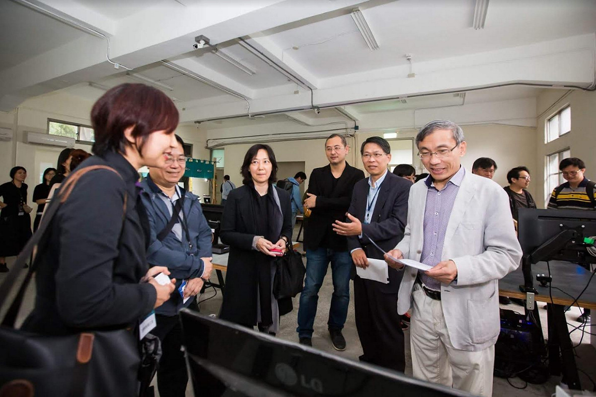 文化部主任秘書陳濟民(右一)參觀「跨領域媒合展會」互動作品。 圖：文化部/提供