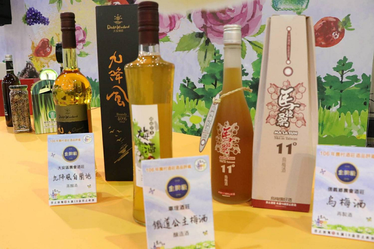 經過嚴格的現場考評、酒品檢驗及官能品評等評比作業，「特優級」獎項由「南投縣信義鄉農會」等3家酒莊獲得；酒品評鑑金牌獎由「烏梅酒」等3款酒品奪得。 圖：農委會農糧署提供