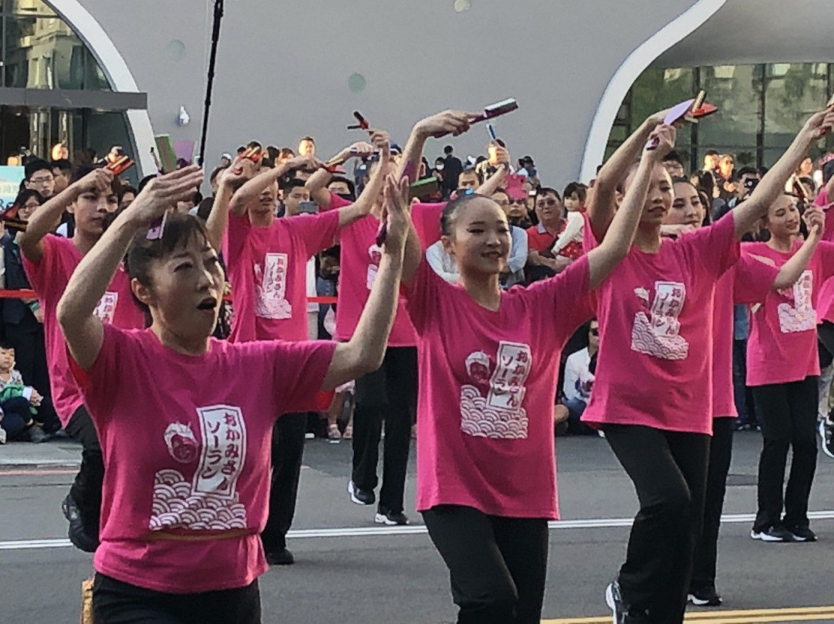 唯一組台日混搭組日本岐阜縣的瑞浪舞團，結合台灣華岡藝校的台日混搭舞團。這個舞團大部分是日本在地商家老闆娘組成，平均年齡70歲，有的因為年歲已高，不克前來，因為，部分團員由華岡藝校支援。 圖：王鵬宇/攝