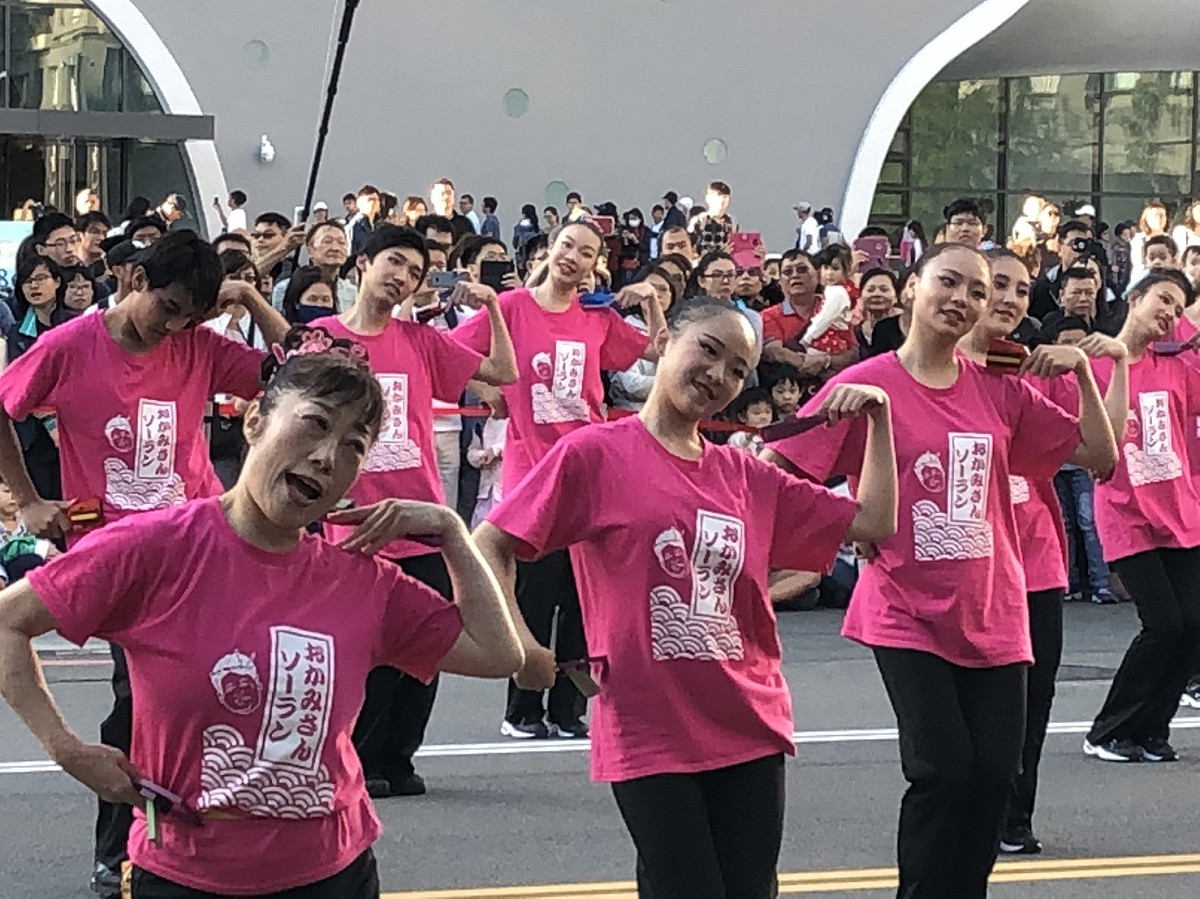 唯一組台日混搭組日本岐阜縣的瑞浪舞團，結合台灣華岡藝校的台日混搭舞團。這個舞團大部分是日本在地商家老闆娘組成，平均年齡70歲，有的因為年歲已高，不克前來，因為，部分團員由華岡藝校支援。 圖：王鵬宇/攝