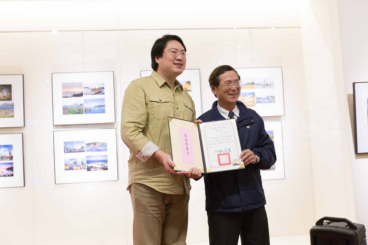 《2017魅力基隆攝影比賽》今(18)日下午舉行頒獎典禮，市長林右昌特別到場頒獎給各組首獎作者。 圖：基隆市政府/提供
