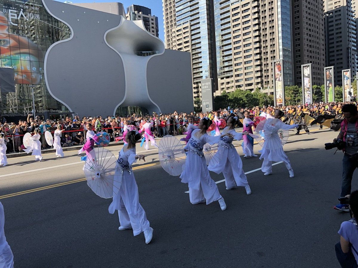 2017國際踩舞祭，新北市立清水高中演出《花漫遠山賦春景》。 圖：王鵬宇/攝