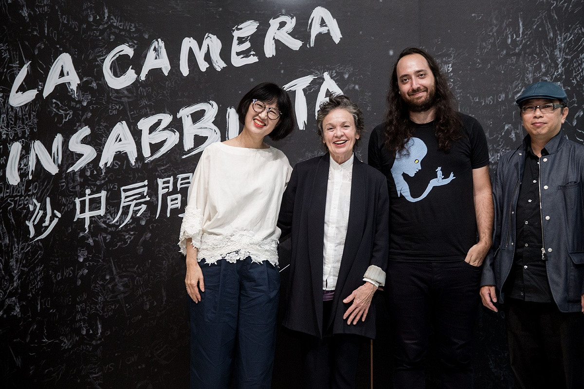 北美館館長林平(左一)、藝術家蘿瑞．安德森Laurie Anderson(左二)、技術總監Jason Stern(右二)、藝術家黃心健(右一)。 圖：台北市立美術館提供
