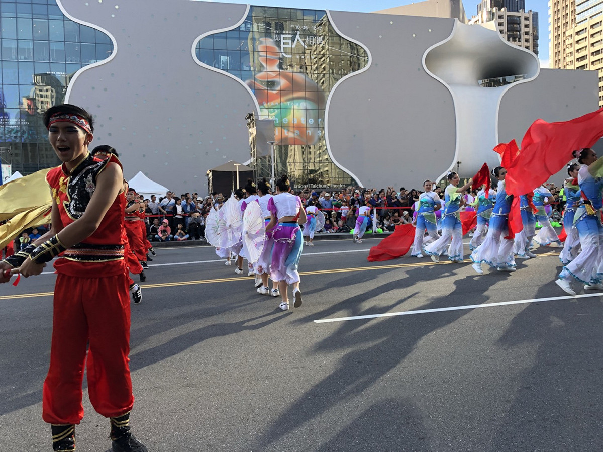 2017國際踩舞祭，嘉義東吳高職《花young台灣》。以舞蹈展現青春活力，時而嬌媚、時而可愛。 圖：王鵬宇/攝