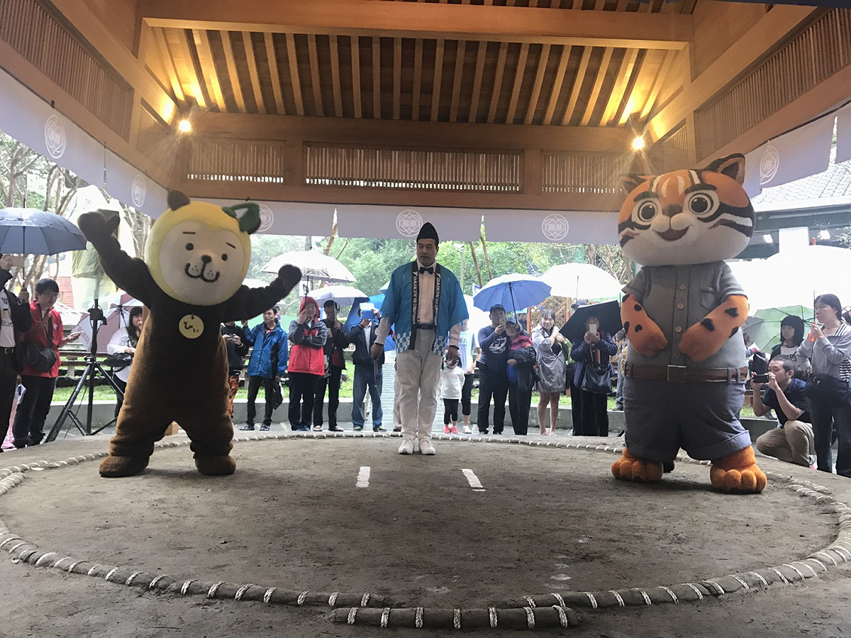 相撲賽中，花博石虎家族的一家之主「虎爸」親自上陣對上日本吉祥物「宮崎犬」但不幸落敗。 圖：台中市政府/提供