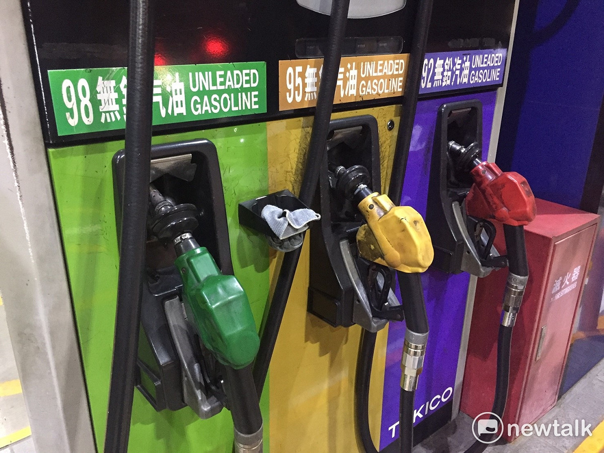 台塑石化宣布，週一凌晨1時起，調降汽、柴油批售價格每公升0.6元。 圖：丘秝榕／攝