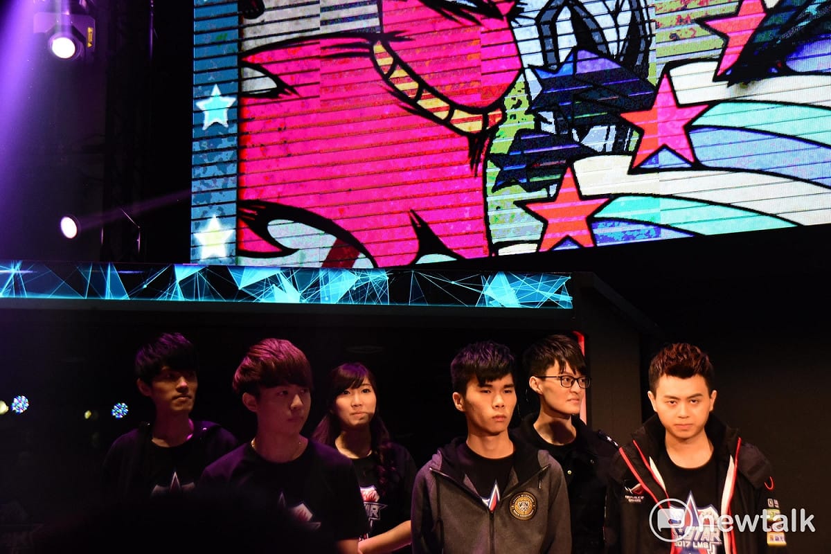 LMS明星賽的「明星紅隊」陣容「小健、JT FoFo、鳳梨妹、JT FoFo、Enzz、ahq Albis」。 圖：王昱澄/攝