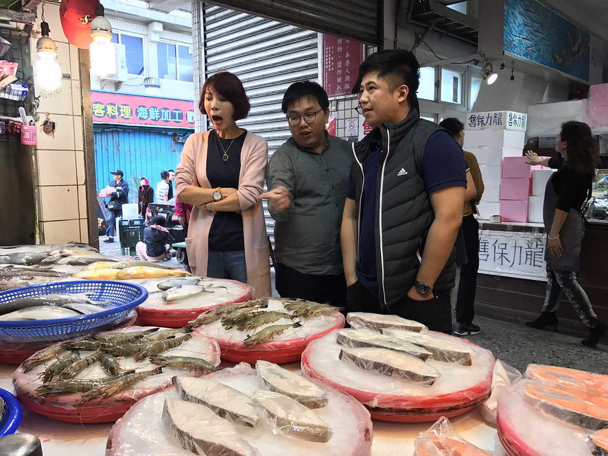 梧棲漁港的魚貨鮮美，遊客看了都說「太棒了」。 蔡其昌辦公室/提供