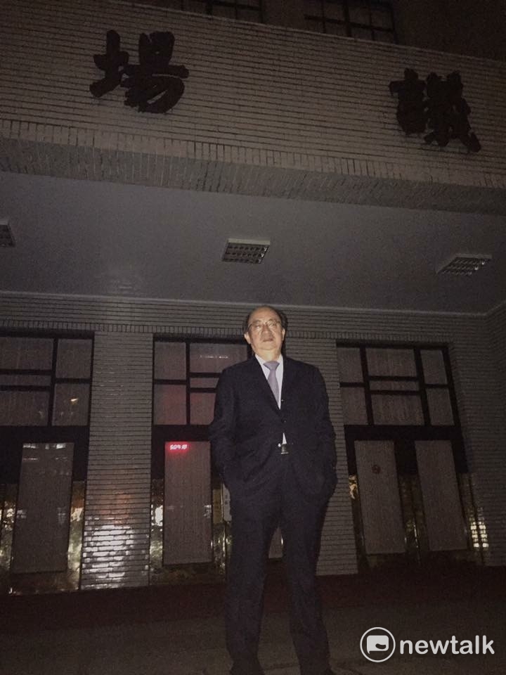 民進黨總召柯建銘表示，17日清晨5:00大多立委還在睡覺天未亮時與邱志偉委員到議場門口，等7:00議場開門，為勞基法付委議程確定能順利進行，接著吳秉叡、葉宜津委員也趕到，搶先向議事處遞案，實為防止國民黨發動表決大戰，讓院會停擺，步步為營，身為總召只能身先士卒。 圖：翻攝自柯建銘臉書