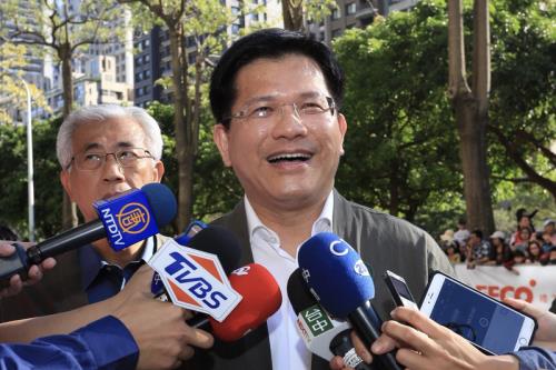 台中市長林佳龍認為，如果能給老人更多照顧，讓他們保持健康快樂，不一定要花錢，是見仁見智的做法。是否要發敬老禮金，最重要的是誠意，要看每個縣市的財政能力。 圖：台中市政府/提供