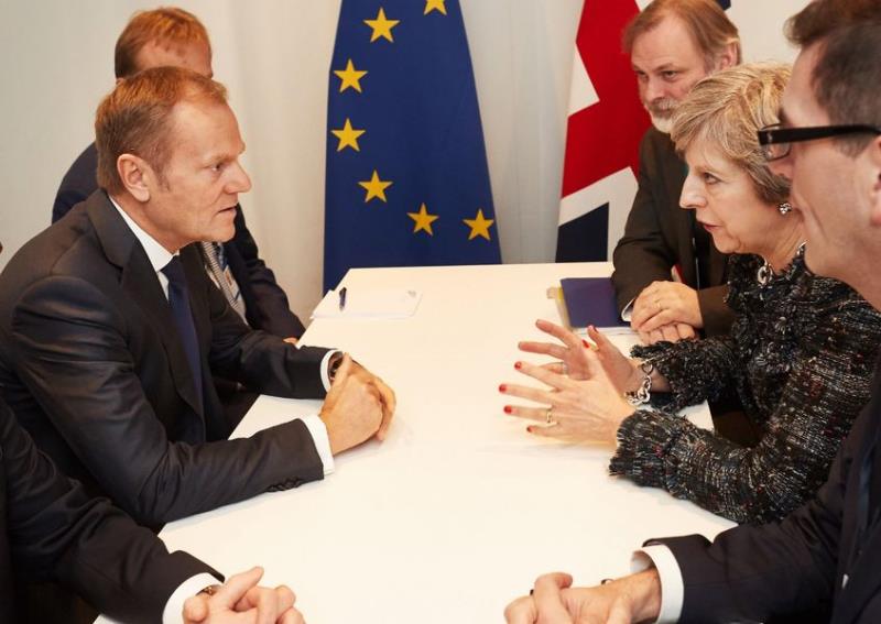 歐洲理事會主席圖斯克（左1）17日與英國首相梅伊（右2）會面，雙方討論脫歐談判時程。 （圖取自圖斯克推特twitter.com/eucopresident）