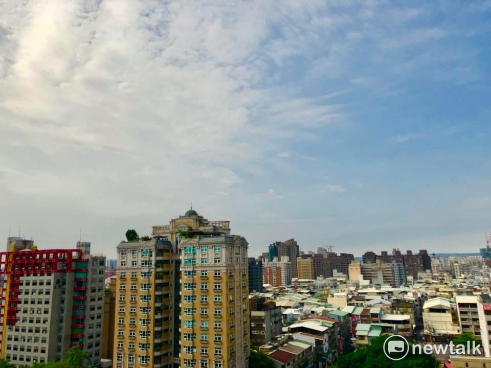 台中19日遠離爆橘爆紅，中台灣天空也露出初冬藍！ 圖：王鵬宇/攝